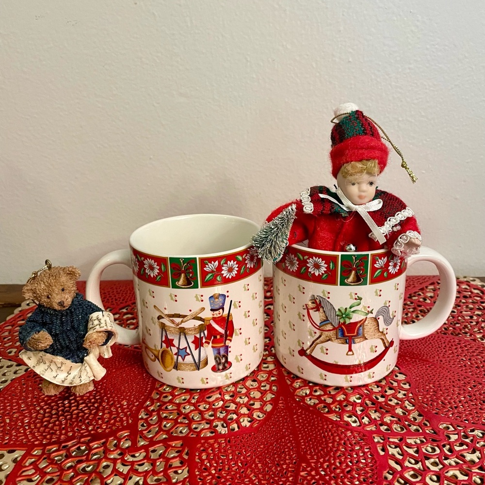 Classic Traditions Charlton Hall Mugs